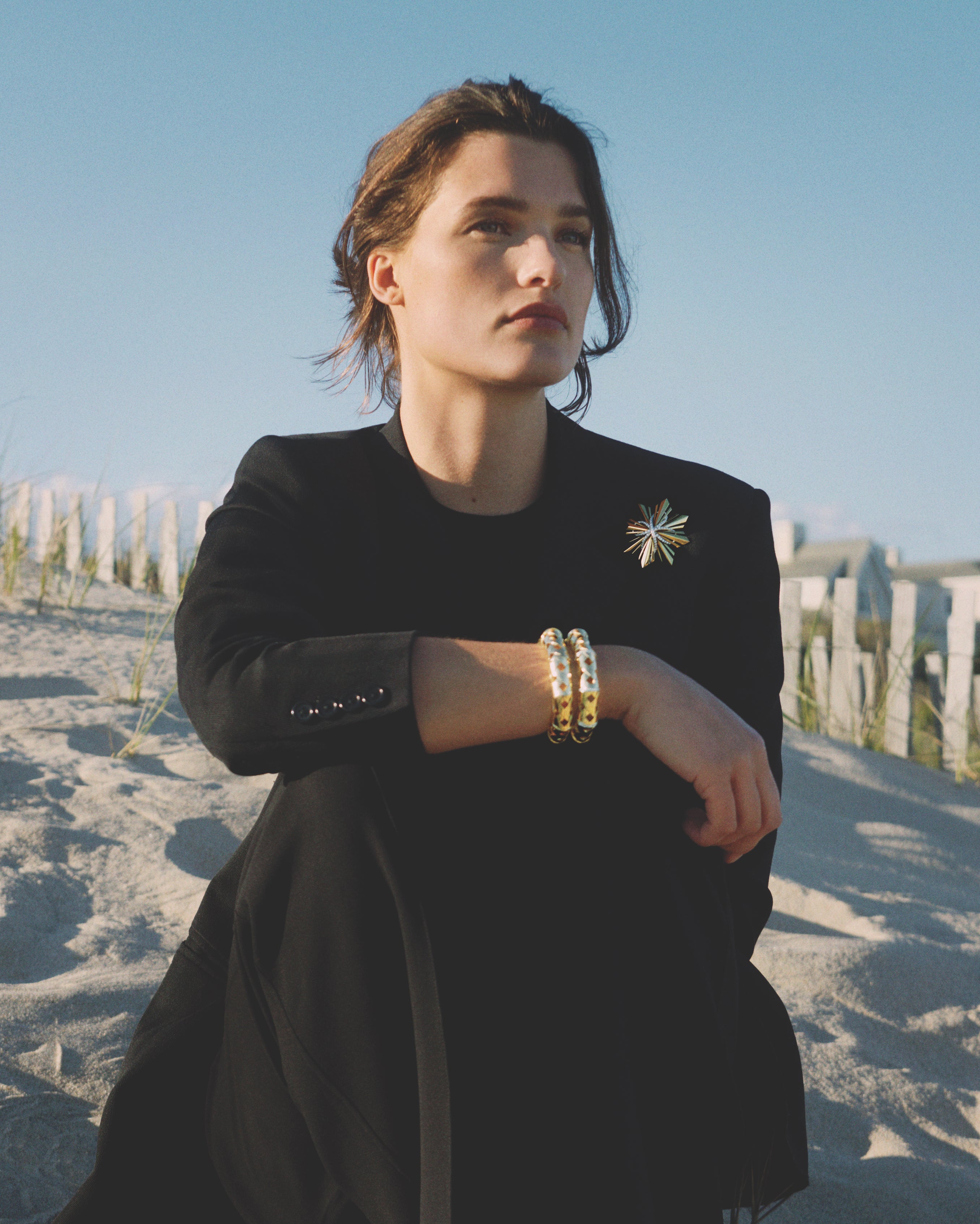 verdura-etoile-brooch-on_model
