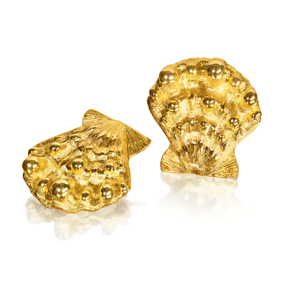 Lionspaw Shell Earclips_Gold_V1 Laying_PUPA_23